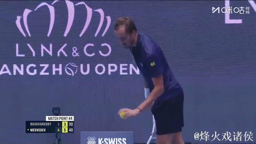 ATP巴黎大师赛：梅德韦杰夫轻松晋级，阿利亚西姆上演逆转好戏